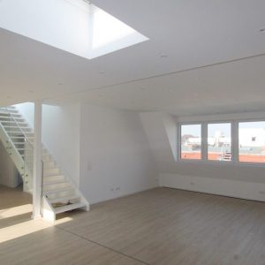 Moderne Penthose Wohnung mit Aufzug und Aufdachterrasse verkauft durch Gross & Klein Immobilien