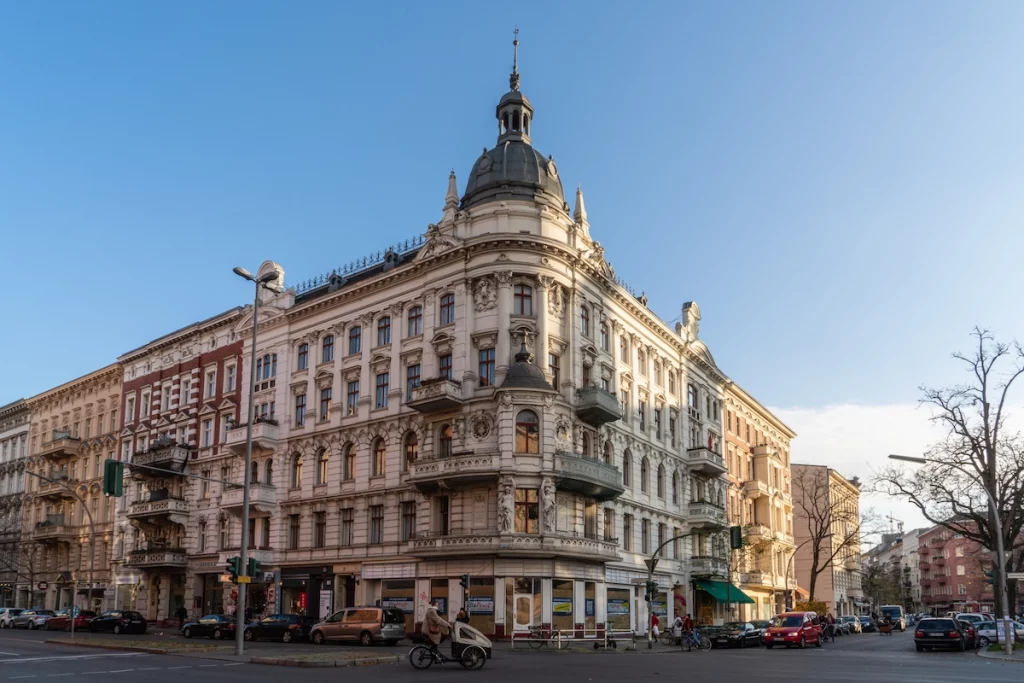 Altbau Eckhaus an der Grunewaldstraße Ecke Akazienstraße im Akazienkiez in Berlin-Schöneberg