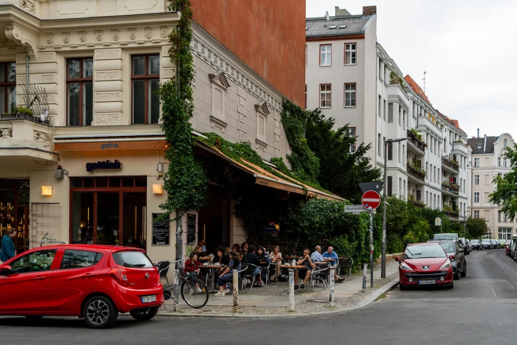 Cafés und Altbauhäuser im Akazienkiez in Berlin-Schöneberg