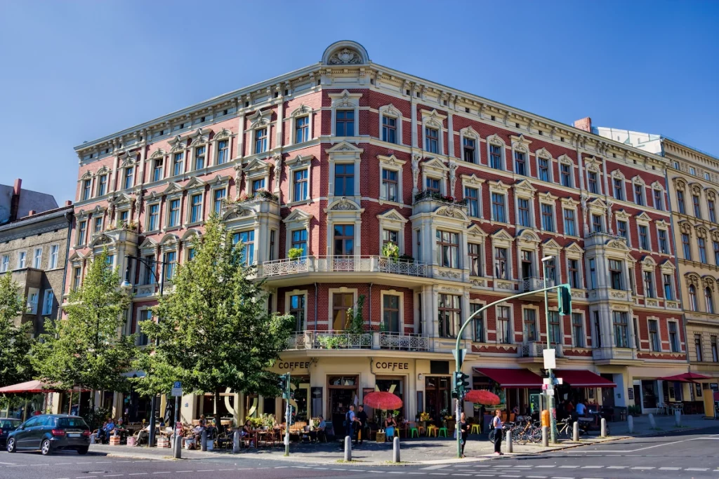 Altbau mit Straßencafé im Prenzlauer Berg Berlin