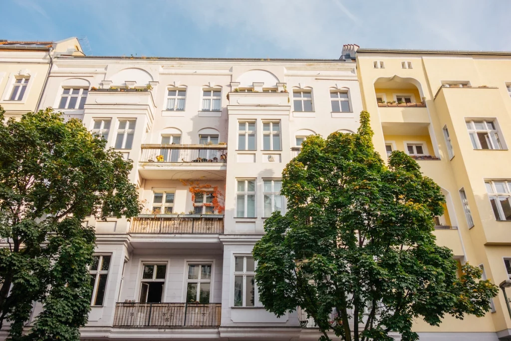 Altbauhäuser im Bötzowviertel Prenzlauer Berg Berlin mit Balkonen und grüner Straße