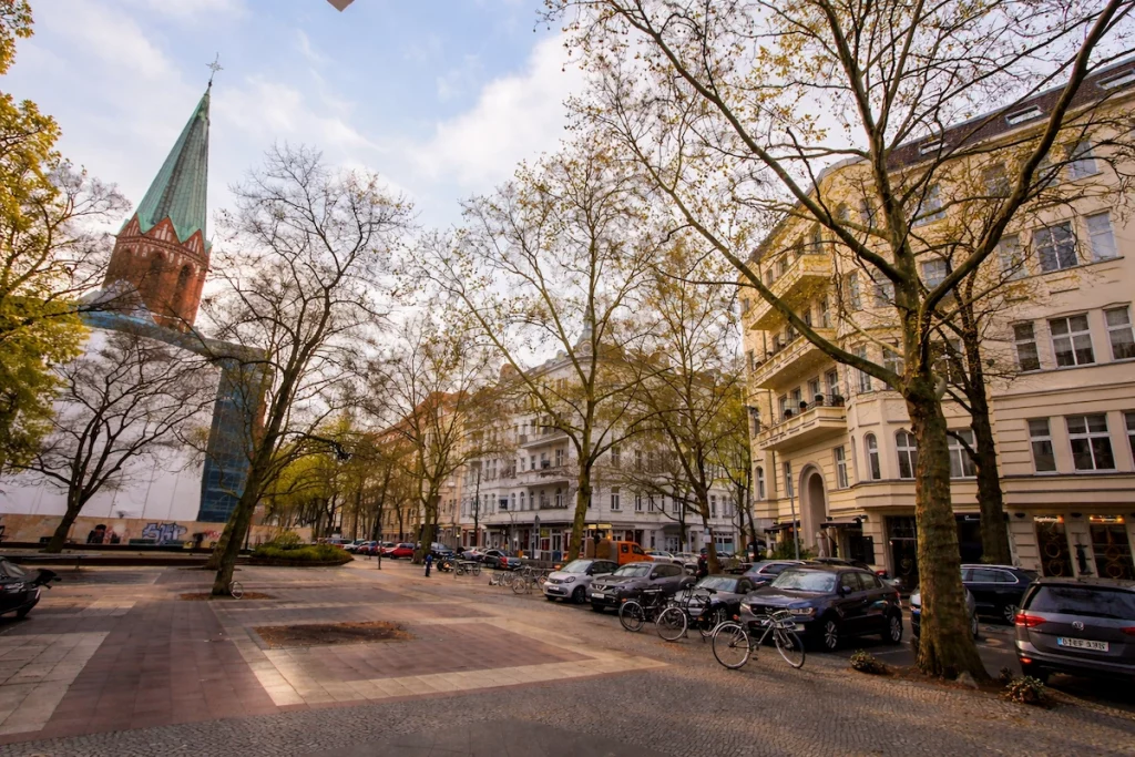 Ludwigkirchplatz in Berlin Wilmersdorf mit Altbauten und Kirche