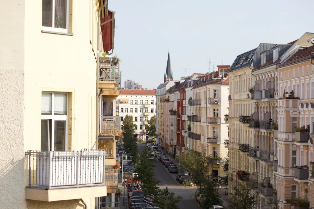 Typische Altbau-Wohnstraße im Samariterkiez Berlin Friedrichshain