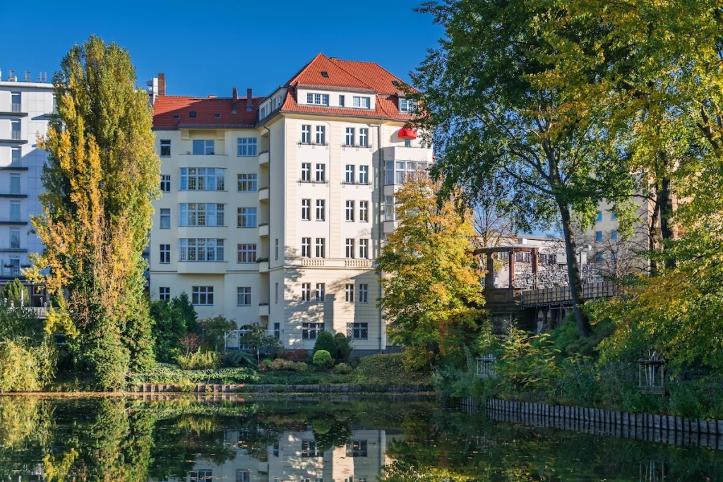 Lietzensee in Berlin-Charlottenburg Lietzensee in Berlin-Charlottenburg mit Altbauwohnungen am Ufer