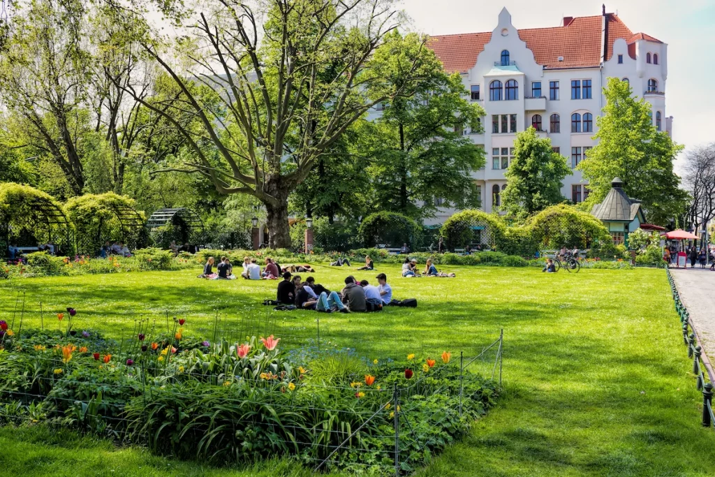 Savignyplatz in Berlin-Charlottenburg Savignyplatz in Berlin-Charlottenburg mit Altbau im Hintergrund