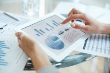 Diagramm auf Tablet mit Daten für Immobilienmakler Berlin